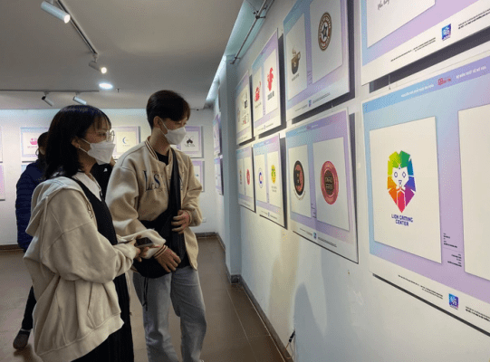 Sinh viên Trường ĐH Duy Tân xem triển lãm của trường trưng bày tại Bảo tàng Mỹ thuật Đà Nẵng